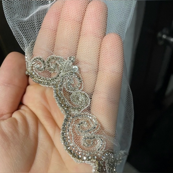 Elegant Cream Bridal Fingertip Wedding Veil - Picture 3 of 4